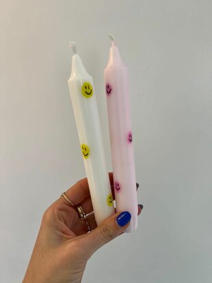 Kaars roze met roze smileys
