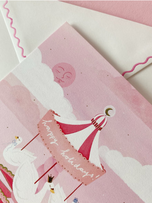 Luxe kerstkaart met geïllustreerde envelop 'magische carrousel'