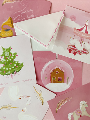 Luxe kerstkaart met geïllustreerde envelop 'hobbelpaard'