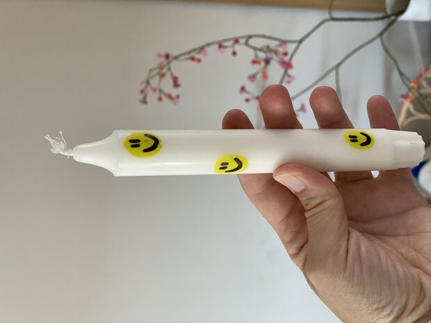 Kaars wit met gele smileys