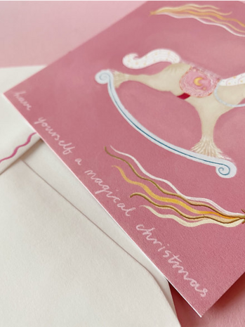 Luxe kerstkaart met geïllustreerde envelop 'hobbelpaard'